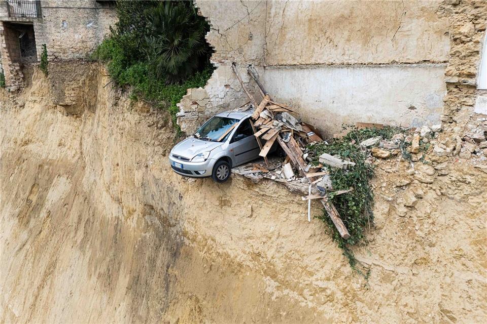 Mehrere Häuser in Niscemi stehen am Abgrund. Andrea Petrelli/IPA via ZUMA Press/dpa