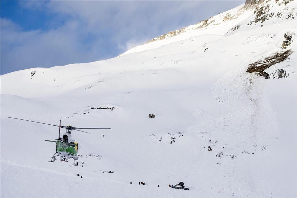 Mehrere Hubschrauber waren im Einsatz, um die Toten zu bergen und die Verletzten in Krankenhäuser zu fliegen. (Symbolbild)Urs Flueeler/KEYSTONE/dpa