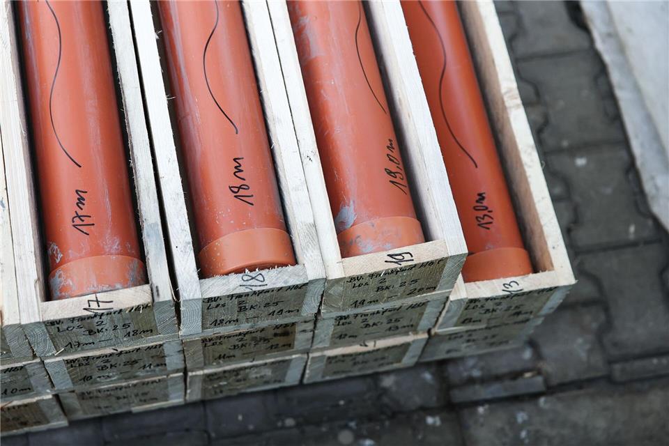 Mehrere Hülsen mit bereits entnommen Bodenproben liegen in einer Holzkiste am Gleis 3.Hannes P. Albert/dpa