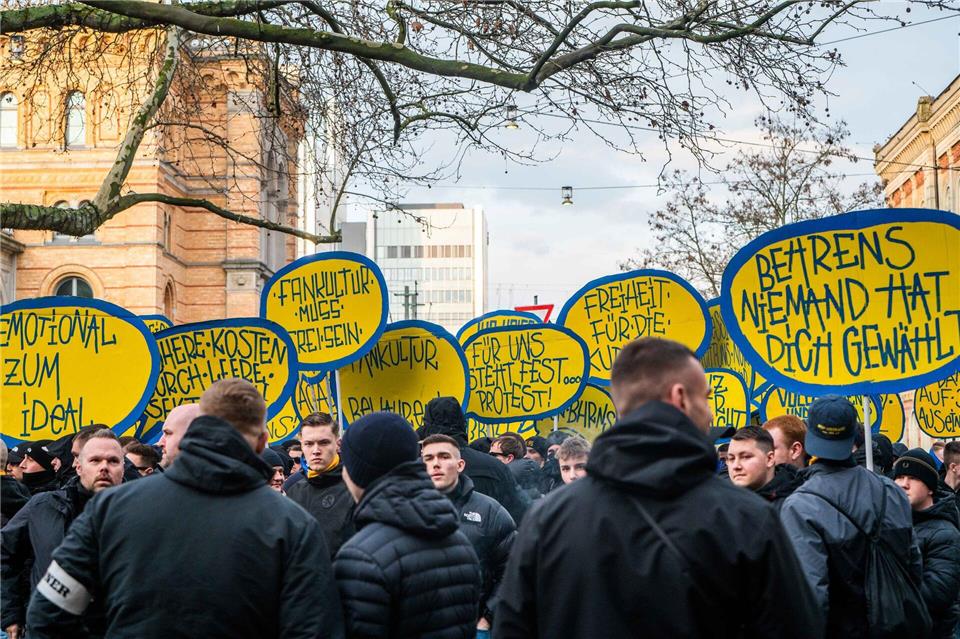 Mehrere Hundert Anhänger von Eintracht Braunschweig demonstrierten in Hannover.Alicia Windzio/dpa