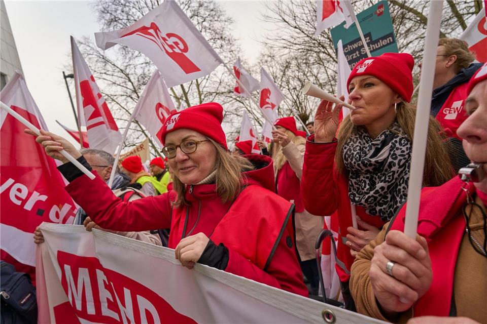 Mehrere Hundert Arbeitnehmer beteiligten sich an der Kundgebung.Sascha Ditscher/dpa
