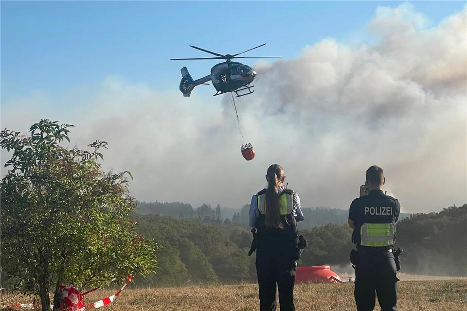Mehrere Hundert Hektar Waldfläche brennen.Christoph Driessen/dpa