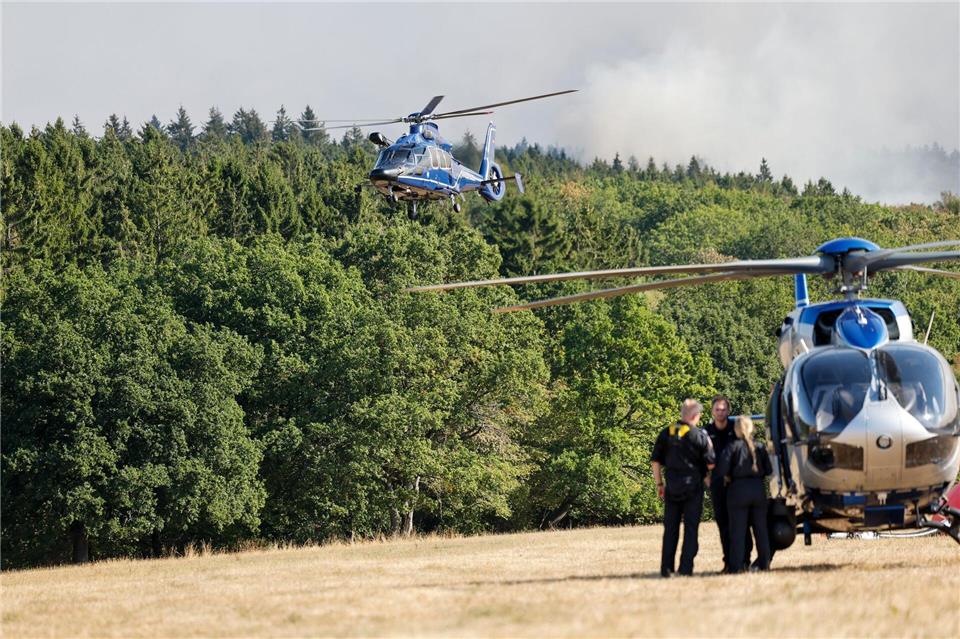 Mehrere Hundert Hektar Waldfläche brennen.Thomas Banneyer/dpa