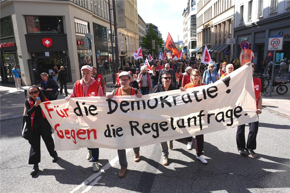 Mehrere Hundert Menschen demonstrieren in Hamburg gegen die geplante Regelanfrage beim Verfassungsschutz vor Neueinstellungen im öffentlichen Dienst.Marcus Brandt/dpa