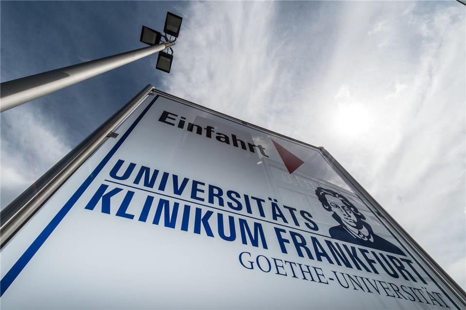 Mehrere Hundert Menschen haben an der Uniklinik die Arbeit niedergelegt. (Symbolbild)Boris Roessler/dpa