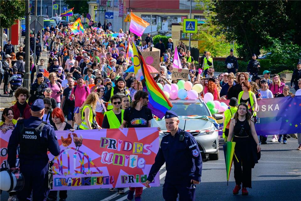 Mehrere Hundert Menschen haben beim deutsch-polnischen Christopher Street Day in Frankfurt (Oder) und Slubice mitgemacht.Patrick Pleul/dpa