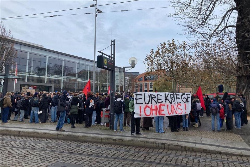 Mehrere Hundert Menschen kamen für die Demo in Erfurt zunächst auf dem Theaterplatz zusammen und zogen dann durch die Stadt.Marie Frech/dpa