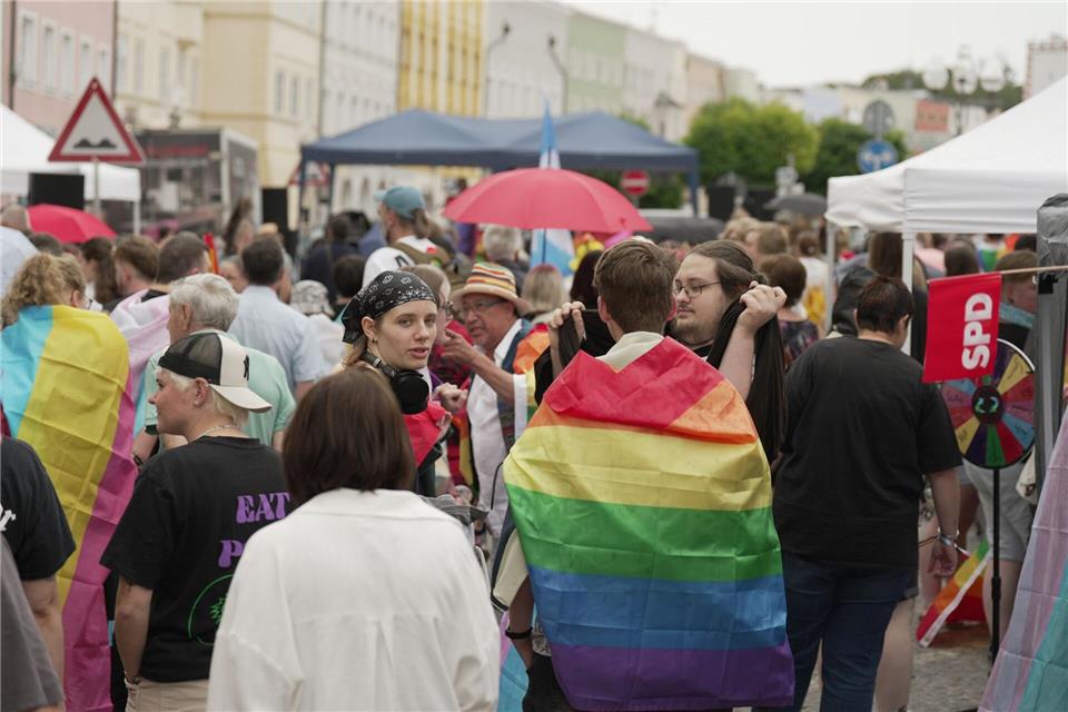Mehrere Hundert Menschen kamen zum CSD in Mühldorf.Ehsan Monajati/dpa