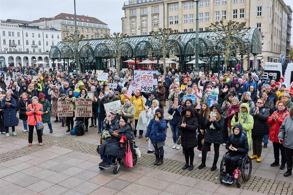 Mehrere Hundert Menschen protestieren auf dem Hamburger Rathausmarkt gegen Einsparungen im Gesundheitswesen.Georg Wendt/dpa