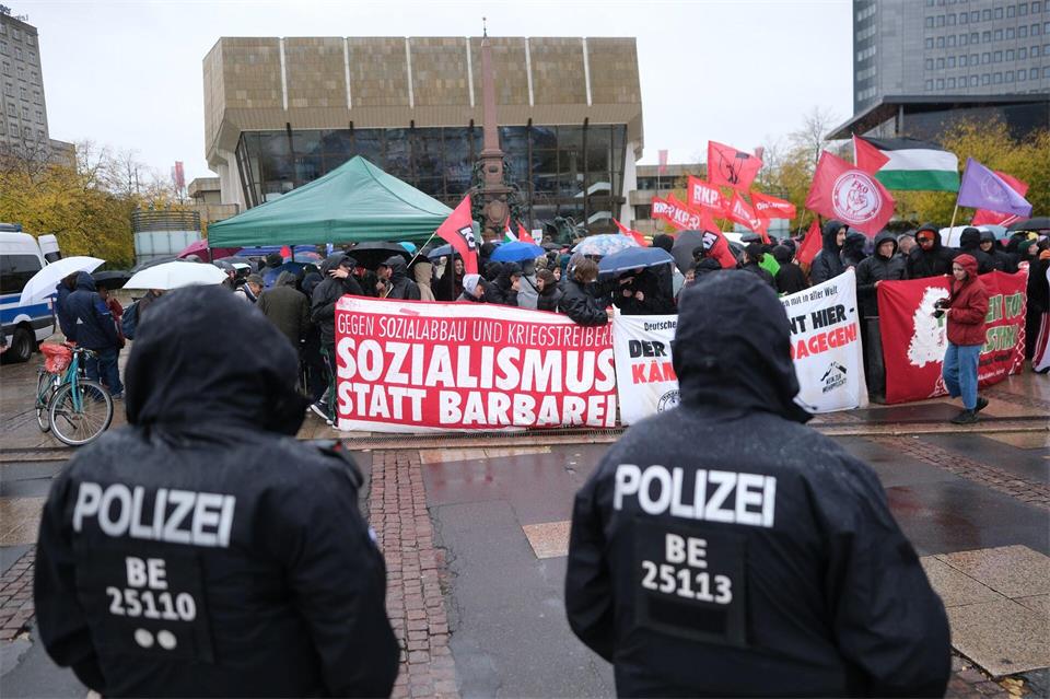 Mehrere Hundert Menschen protestieren gegen eine Rüstungsansiedlung. Sebastian Willnow/ dpa/dpa