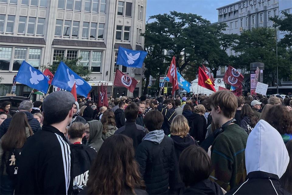 Mehrere Hundert Schüler demonstrieren in der Nähe des Hamburger Hauptbahnhofs. Lena Jakobs/dpa