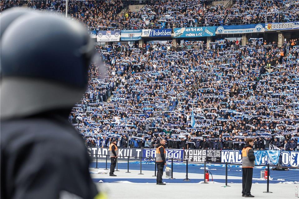 Hertha macht Heimsieg-Tage perfekt: „Haben noch was vor uns“ Mehrere Hundertschaften der Polizei waren bei dem Spiel im Einsatz. Andreas Gora/dpa