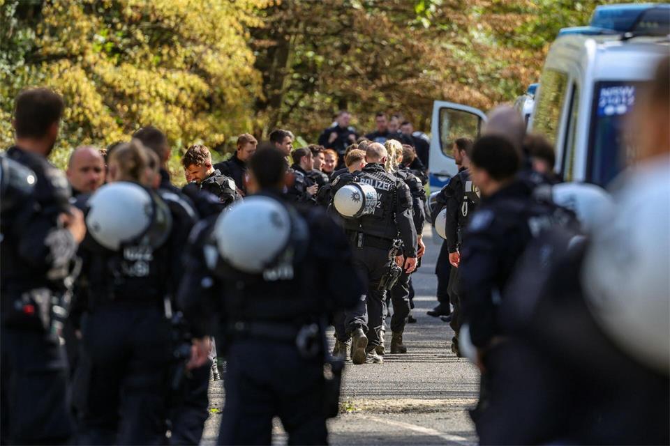 Mehrere Hundertschaften haben bei der Suche nach dem 48-Jährigen auch den Hambacher Forst im Rheinischen Braunkohlerevier durchsucht. (Archivbild)Christoph Reichwein/dpa