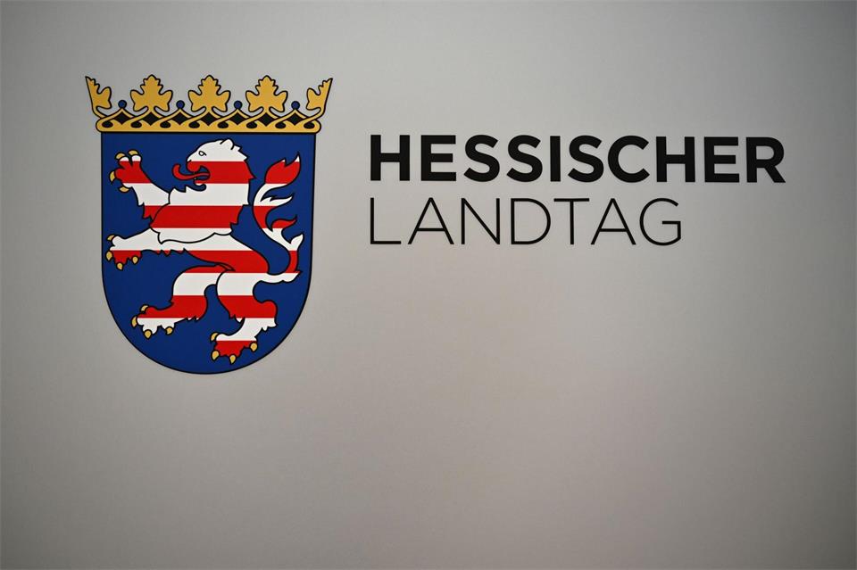 Mehrere Jahre nach Corona befasst sich der Wiesbadener Landtag erneut mit der Pandemie. (Symbolbild)Michael Brandt/dpa