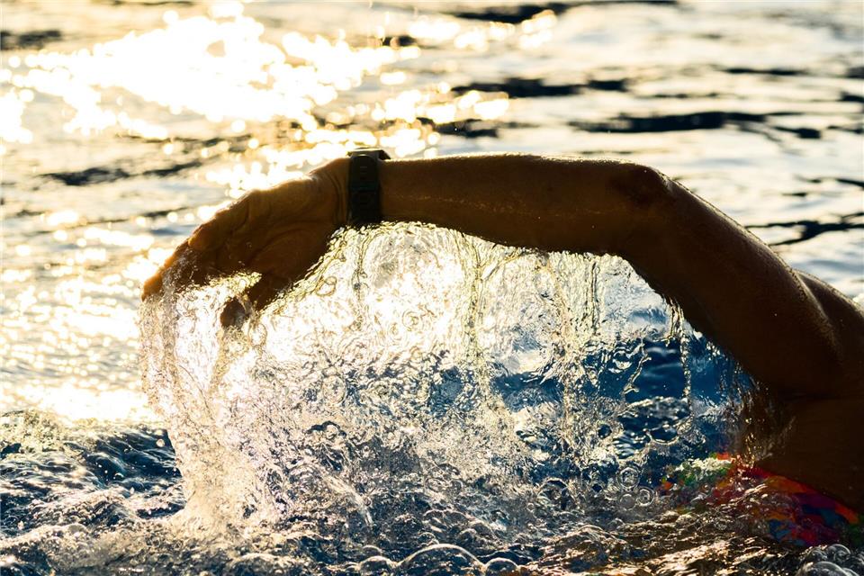 Mehrere Jugendliche vergnügten sich nachts im Freibad. (Symbolbild)Julian Stratenschulte/dpa