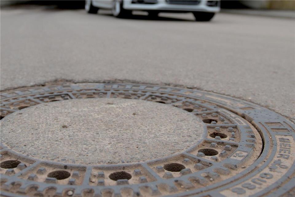 Mehrere Kanaldecke soll der mutmaßliche Täter aus der Straße gehoben haben. (Symbolbild)Jan-Philipp Strobel/dpa/dpa-tmn