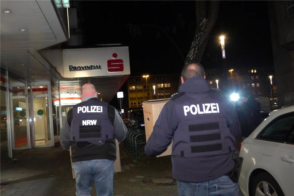 Mehrere Kisten mit Beweismaterial aus der Sparkassenfiliale sicherten Polizeibeamte am Abend.Markus Gayk/dpa