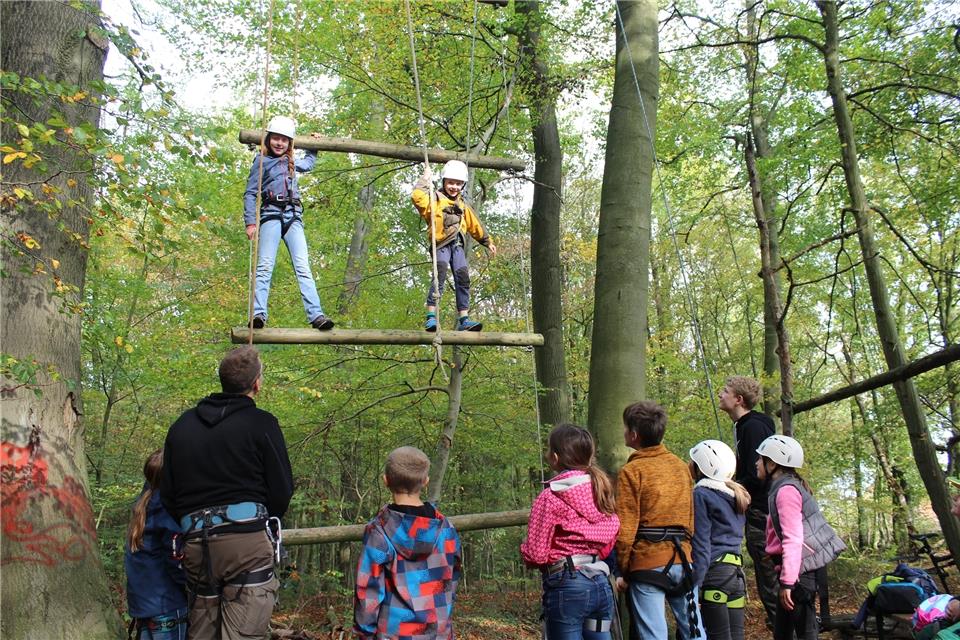 Mehrere Kletterübungen und ein Geländespiel bildeten den Abschluss des Mut-Mach-Tages.