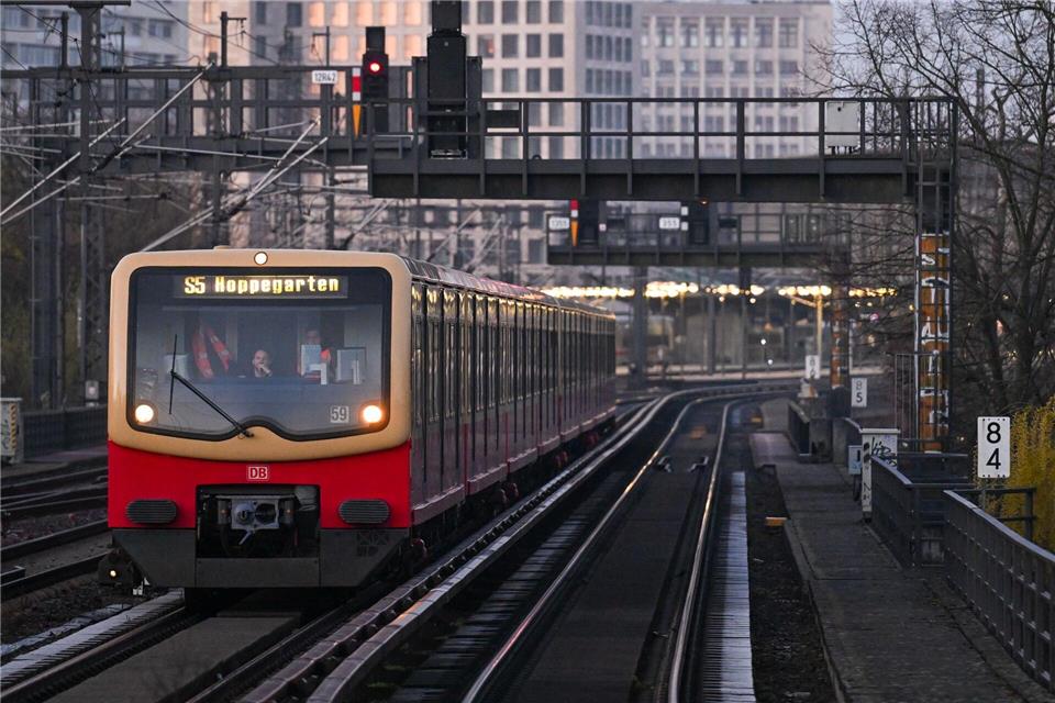 Mehrere Männer einer zwölfköpfigen Gruppe sollen einen Mann in einer S-Bahn niedergeschlagen haben. (Archivbild) Soeren Stache/dpa