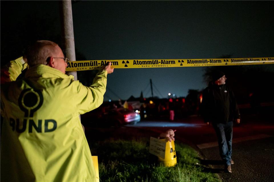 Mehrere Mahnwachen formierten sich entlang der Castor-Strecke.Fabian Strauch/dpa