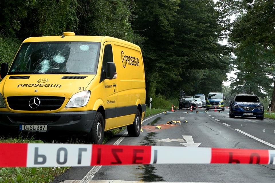 Mehrere Maskierte haben in Köln einen Geldtransporter überfallen und beschossen.