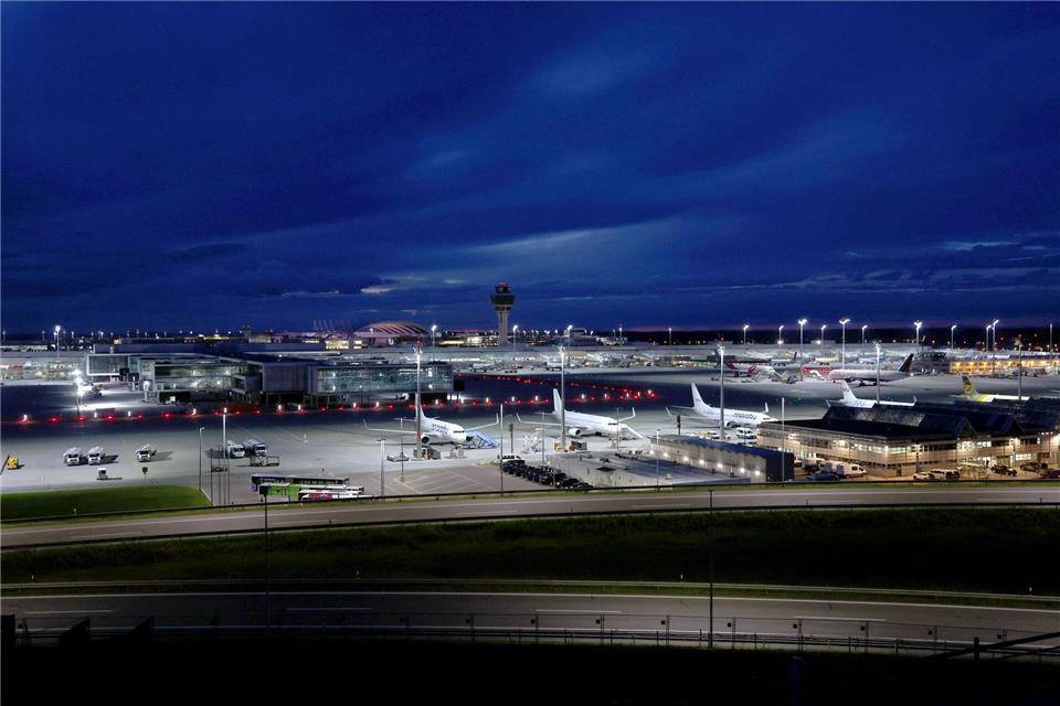 Mehrere Menschen hatten am Abend Drohnen über dem Flughafen in München gesichtet. (Archivbild)Karl-Josef Hildenbrand/dpa