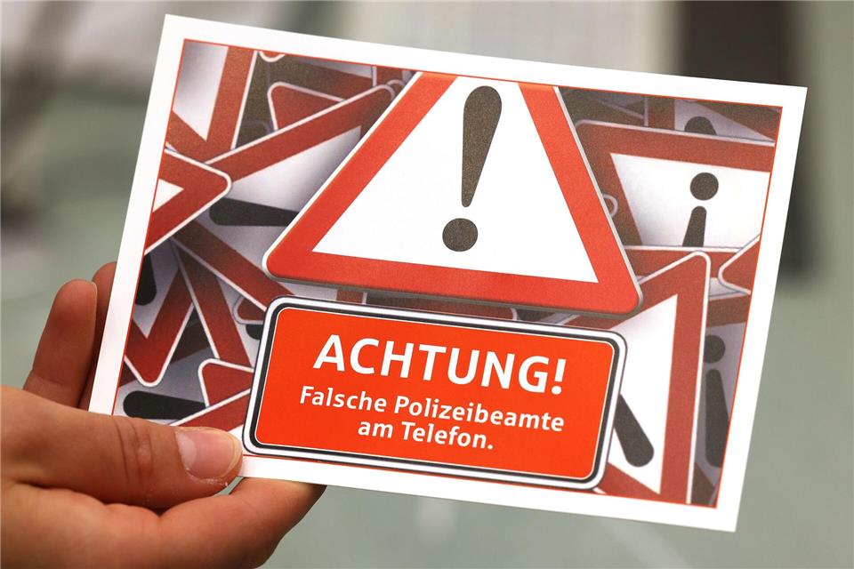 Mehrere Menschen im Hochtaunuskreis sind von falschen Polizisten angerufen worden. (Illustration)Oliver Berg/dpa