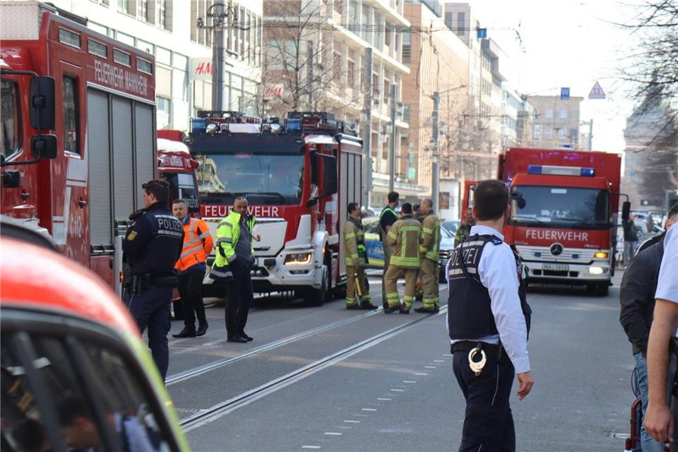 Mehrere Menschen klagten über Reizungen der Atemwege und der Augen. Die Polizei ist im Einsatz.Rene Priebe/dpa