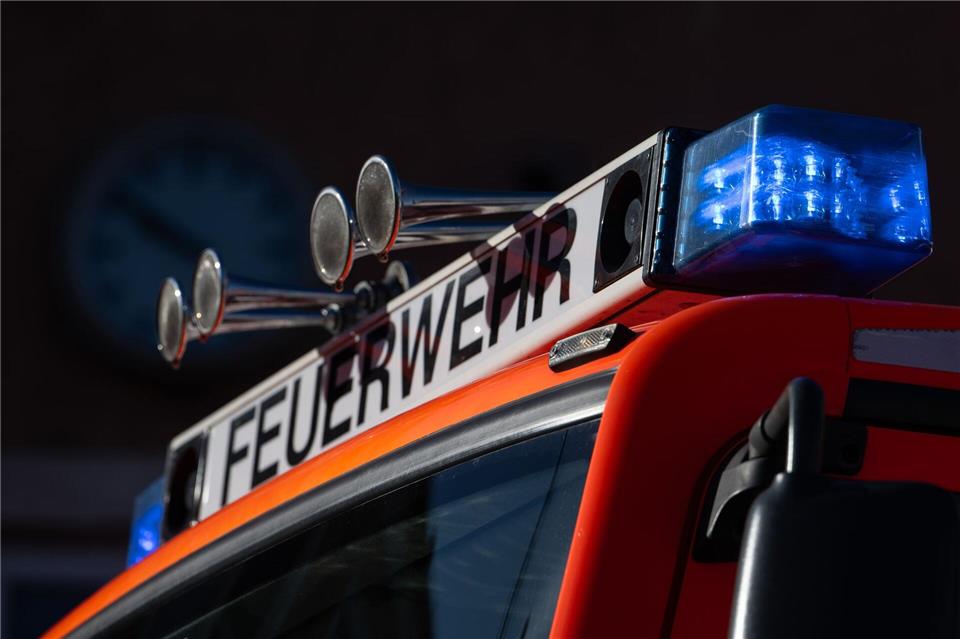 Mehrere Menschen mussten von der Feuerwehr aus dem Gebäude in Sicherheit gebracht werden. (Symbolfoto)Marijan Murat/dpa