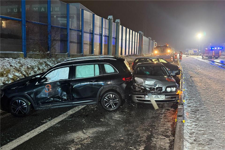 Mehrere Menschen sind bei einer Massenkarambolage sowie weiteren kleineren Unfällen verletzt worden. (Symbolbild)News5/Ferdinand Merzbach/NEWS5/dpa