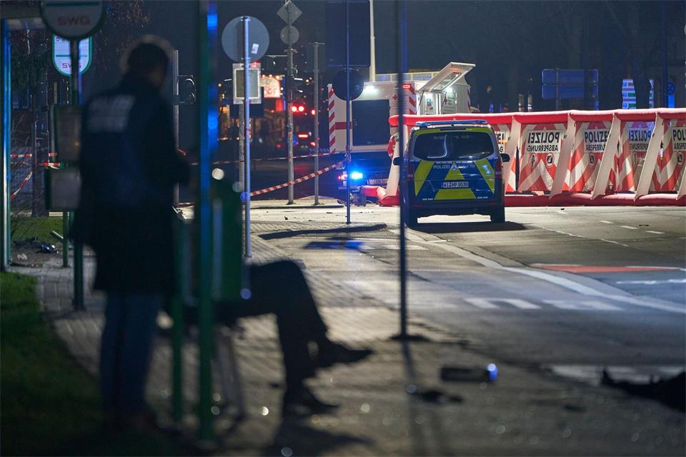 Mehrere Menschen sollen durch die Irrfahrt des Mannes verletzt worden sein. (Archivbild)Sascha Ditscher/dpa