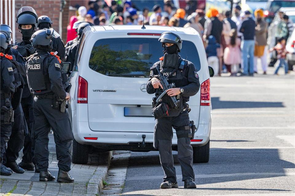Mehrere Menschen sollen leicht verletzt worden sein.Jan Ohmen/dpa