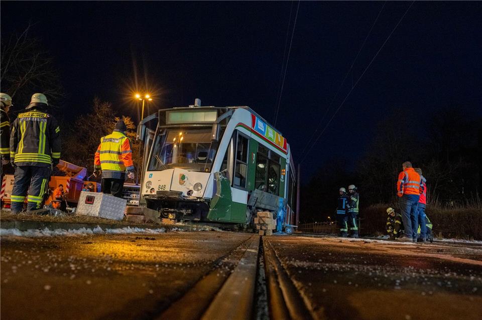 Mehrere Menschen wurden durch den Zusammenstoß verletzt.Stefan Puchner/dpa