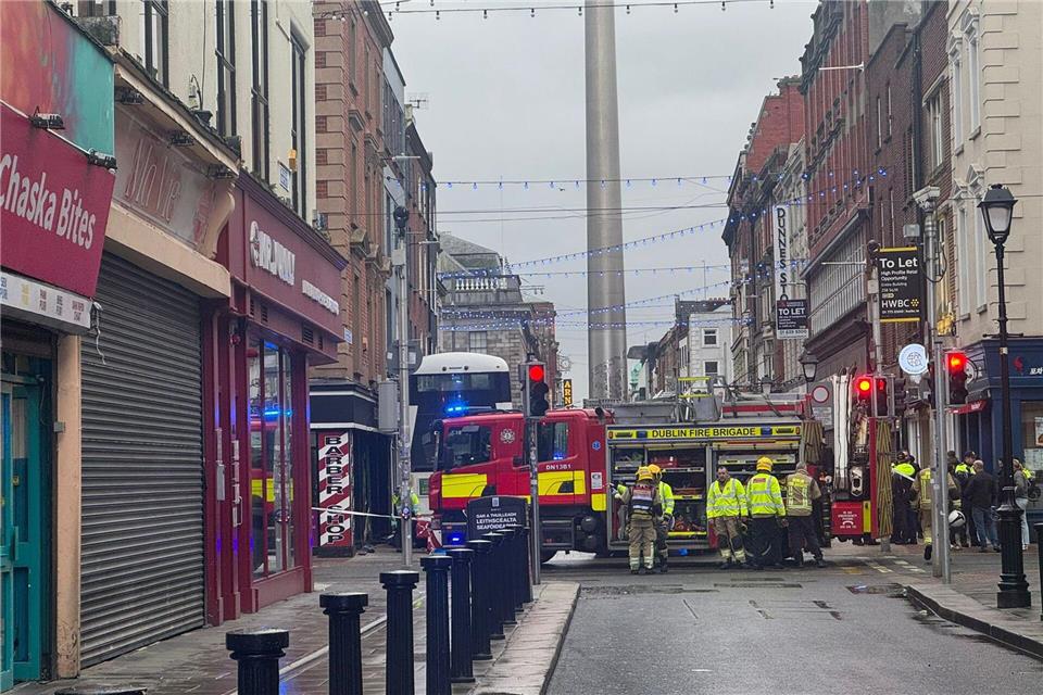 Mehrere Menschen wurden ins Krankenhaus gebracht.Bairbre Holmes/PA Wire/dpa