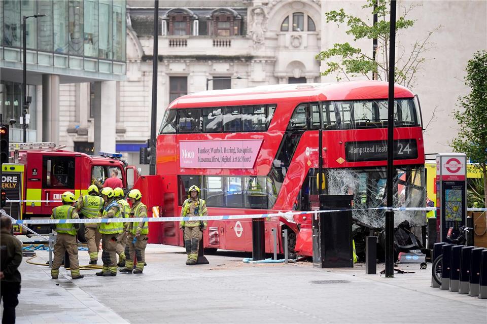 Mehrere Menschen wurden verletzt, als der Bus nahe dem Bahnhof Victoria Station von der Straße abkam.James Manning/PA Wire/dpa