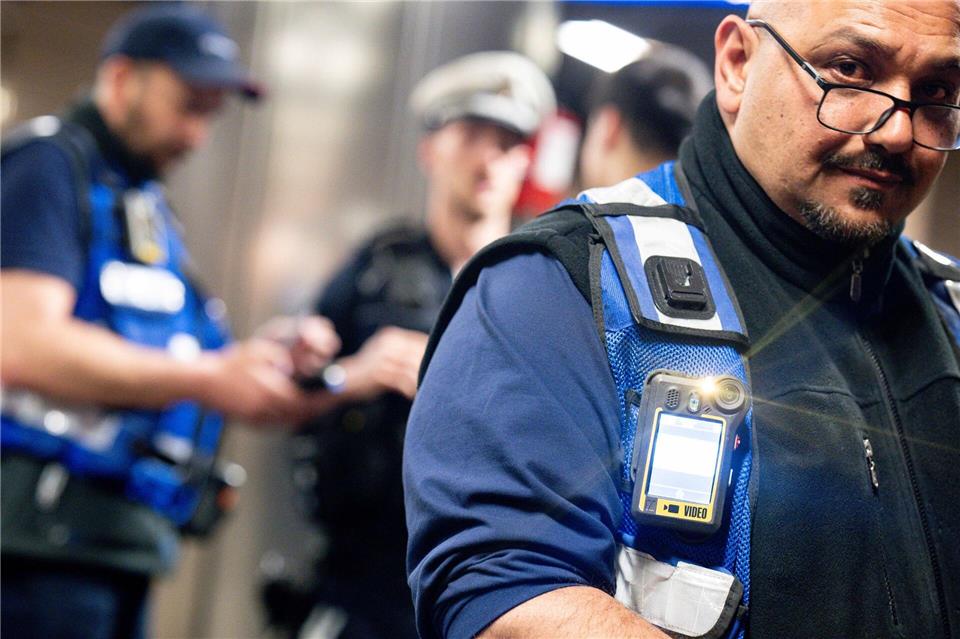 Mehrere Nahverkehrsbetriebe in NRW erwägen den Einsatz von Bodycams für ihre Kontrolleure in Bussen und Stadtbahnen. Das ergab eine Umfrage der Deutschen Presse-Agentur.Benjamin Westhoff/dpa