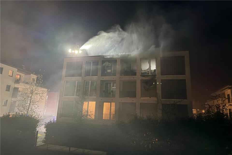 Mehrere Personen sind von der Feuerwehr gerettet worden.Justin Brosch/dpa