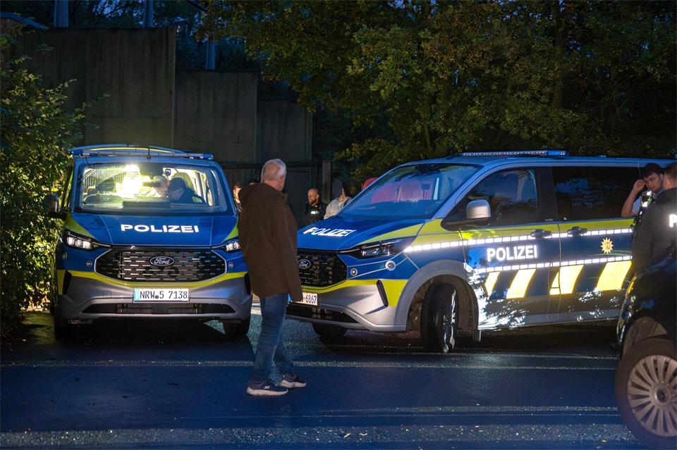 Mehrere Polizeiautos eilten am Abend herbei. Max Lametz/dpa