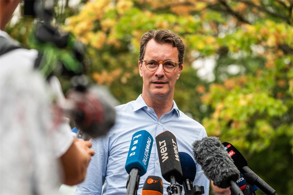 Mehrere Regierungsmitglieder informierten sich vor Ort. Christian Knieps/dpa