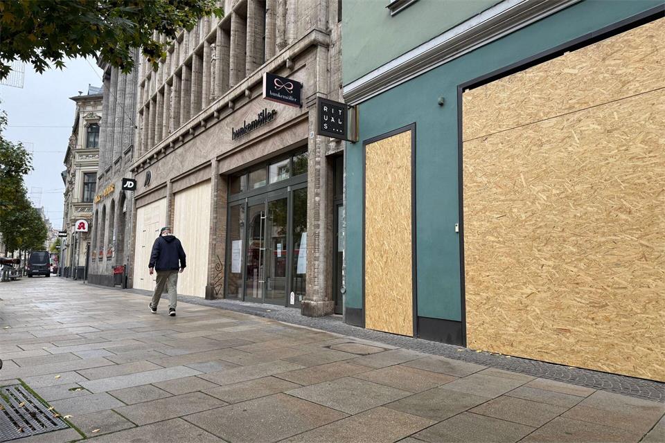 Mehrere Schaufenster in der Innenstadt sind verbarrikadiert. David Hutzler/dpa