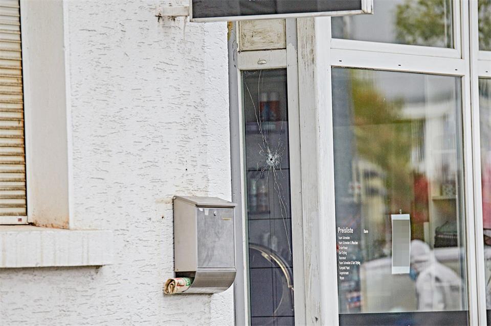 Mehrere Schüsse auf ein Gebäude beschäftigen die Polizei.Jason Tschepljakow/dpa
