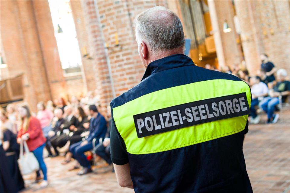 Mehrere Seelsorger unterstützten die Trauernden vor Ort.Moritz Frankenberg/dpa