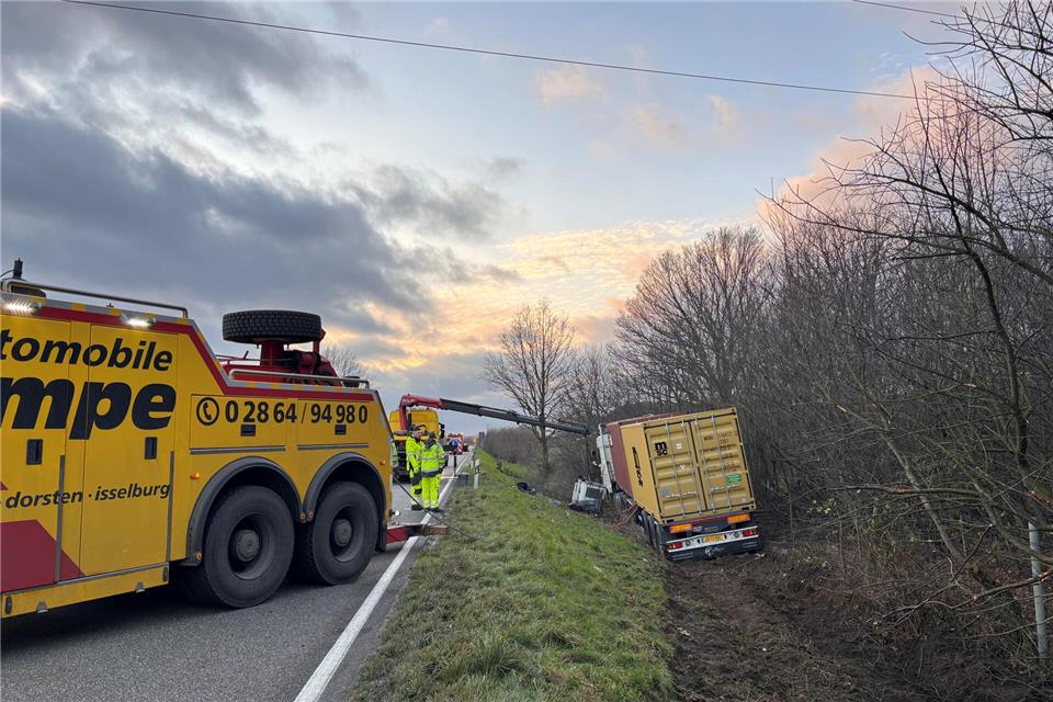Mehrere Spezialfahrzeuge waren im Einsatz, um den Lkw zu bergen. Dessen Fahrer blieb unverletzt.