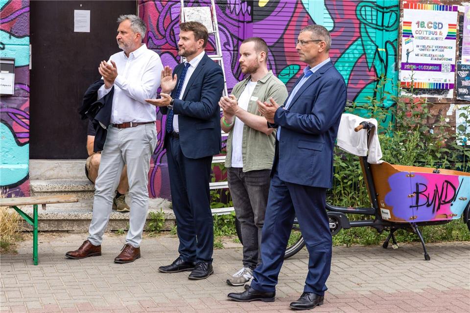 Mehrere Spitzenpolitiker kamen am Abend zu der Mahnwache.Frank Hammerschmidt/dpa