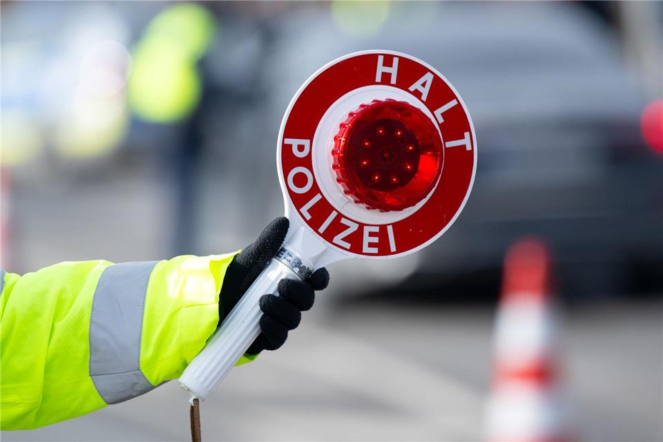 Mehrere Streifen kontrollierten die Fahrzeugkolonne, die den Verkehr auf der Autobahn blockiert haben soll. (Symbolbild) Sven Hoppe/dpa