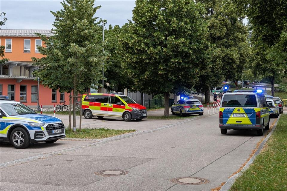 Mehrere Streifen rückten am Mittwoch zu dem Gymnasium aus.Christoph Peters/Münchner Merkur/tz/dpa