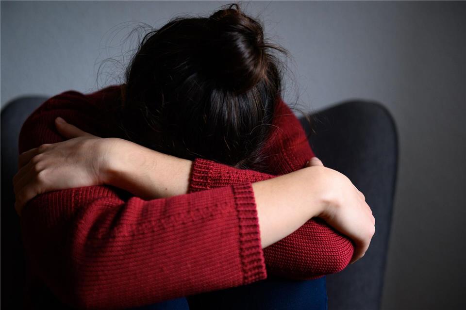 Mehrere Studien belegen, dass Kinder und Jugendliche in der Corona-Zeit besonders gelitten haben und Depressionen und Essstörungen zunahmen, vor allem bei Mädchen (Symbolbild).Jonas Walzberg/dpa