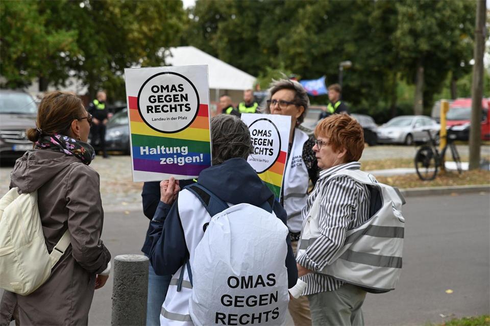 Mehrere Stunden vor Beginn des AfD-Familienfestes, zu dem die Partei rund 10.000 Besucher angemeldet hat, formierte sich am Rand bereits Protest. Simon Kremer/dpa