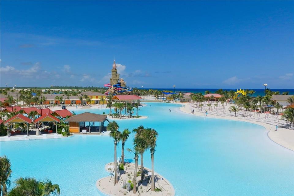 Mehrere Süßwasserlagunen, Wasserrutschen und ein Erwachsenenbereich: Die Celebration Key von Carnival ist eines der neuesten Kreuzfahrtresorts. Es wurde im Sommer 2025 auf Grand Bahama eröffnet.Carnival Cruises/dpa-tmn