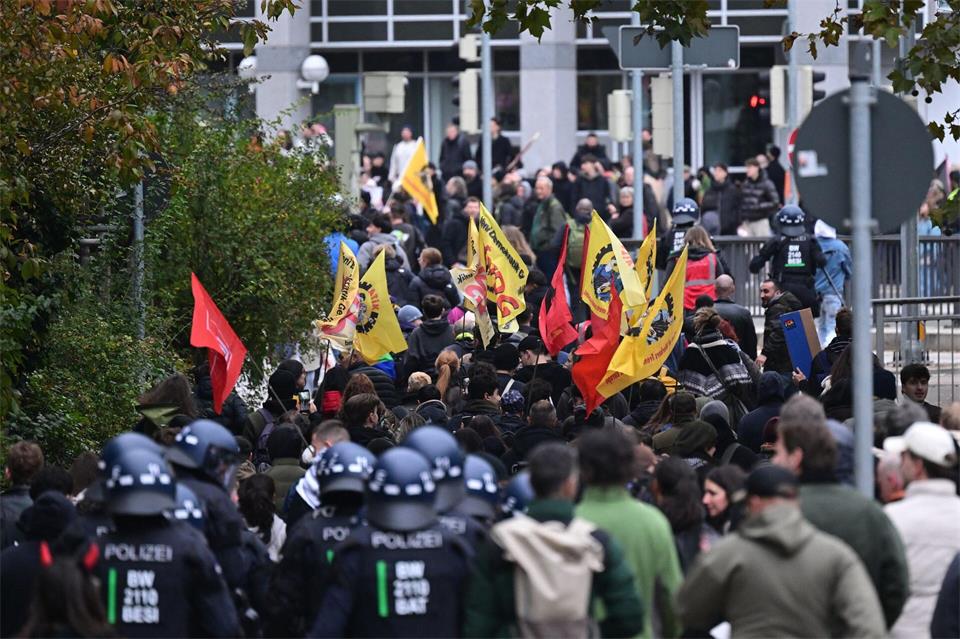 Mehrere Tausend Demonstranten ziehen durch Stuttgart. Bernd Weißbrod/dpa